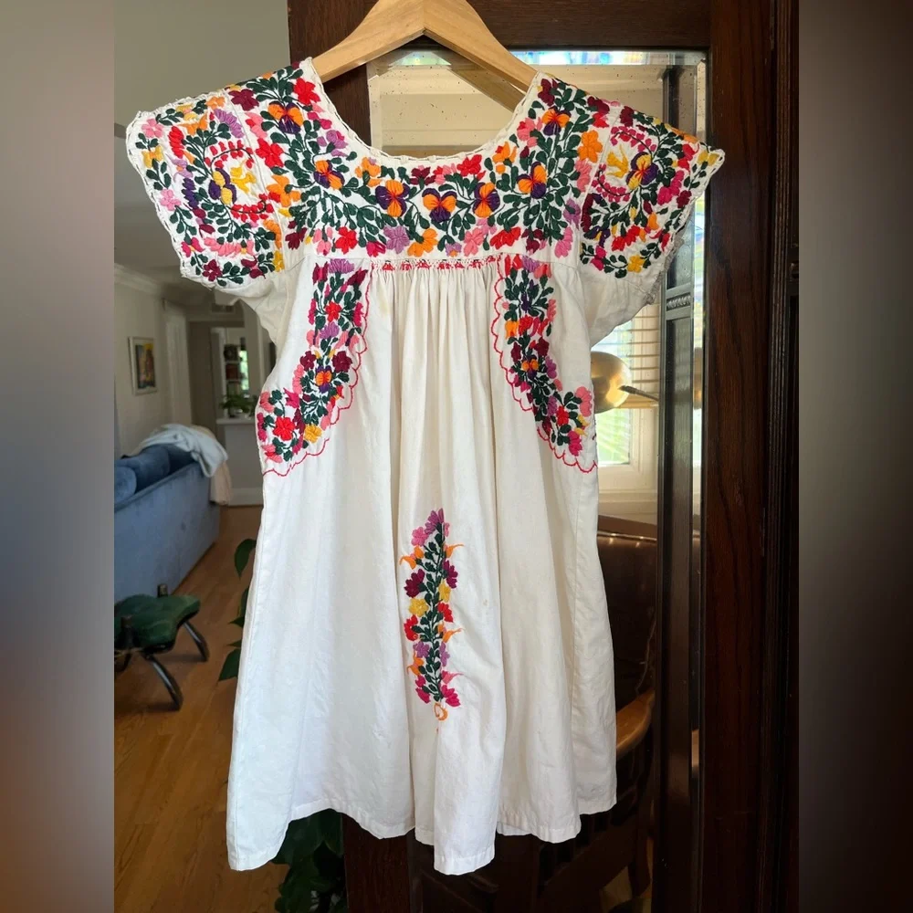 Vintage Huipil. Colorful embroidery on cotton. Girls size 5. - Picture 4 of 11
